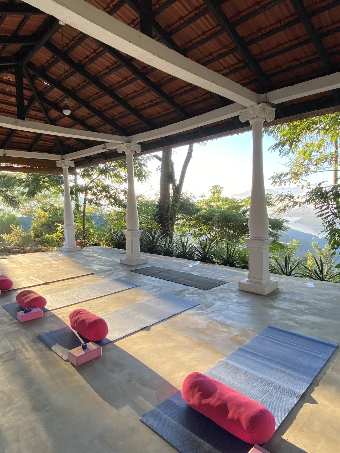 Yoga Shala im Welikande Retreat mit Blick über die Berge von Kandy