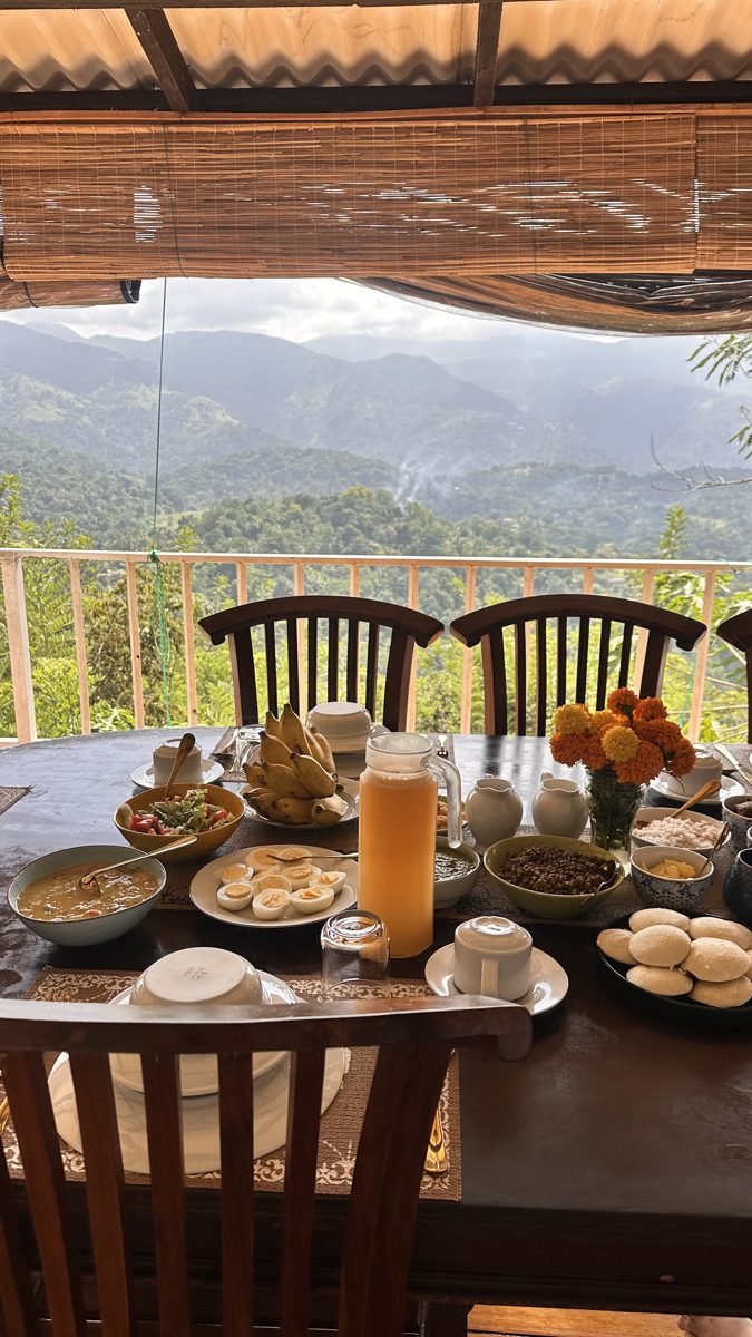 Ayurvedisches Frühstück auf der Terrasse mit Bergblick