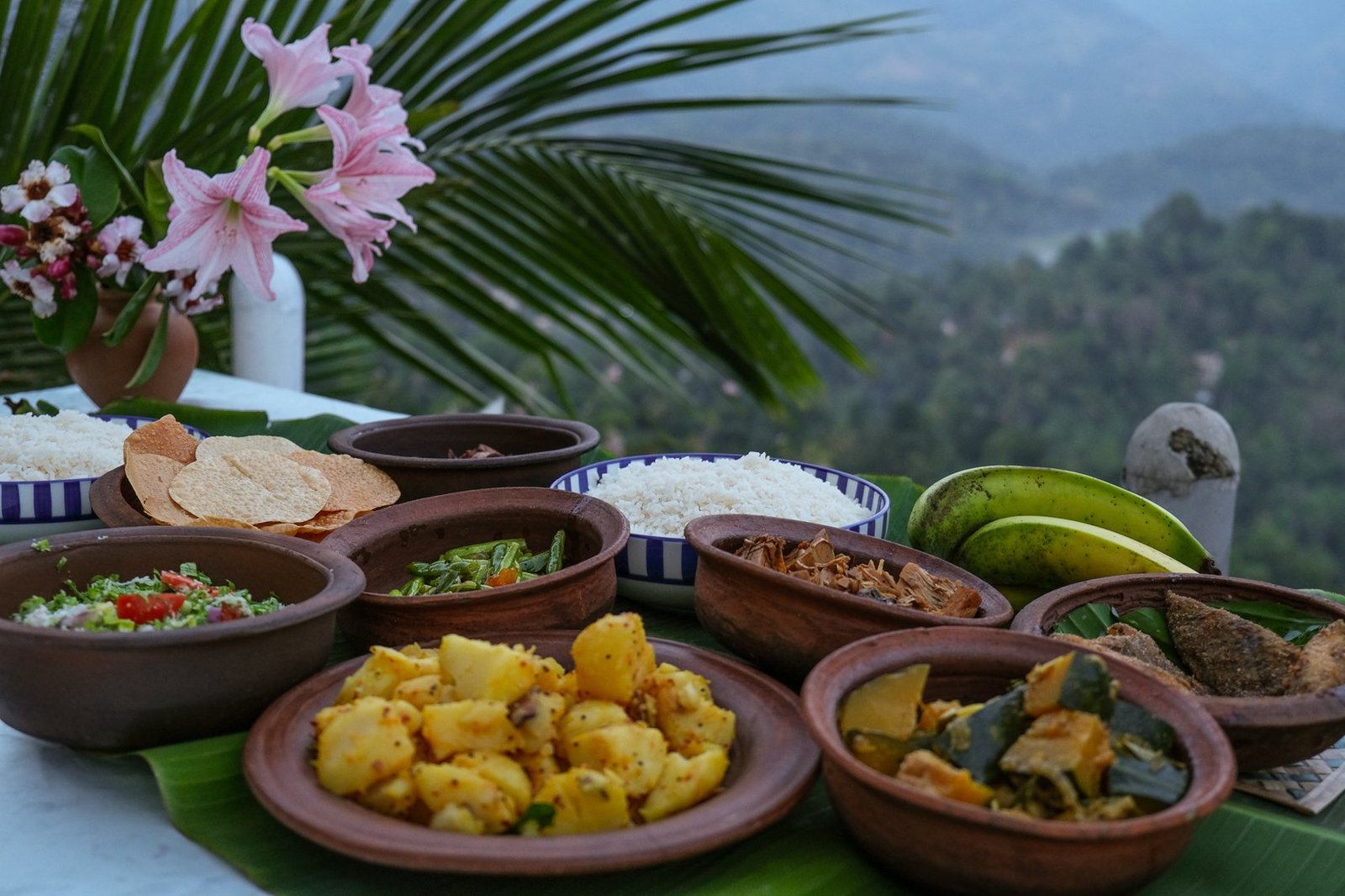 Gedeckter Tisch mit ayurvedischem Essen und Bergblick